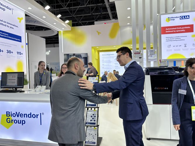 Michal Šteffl se zdraví se zákazníkem