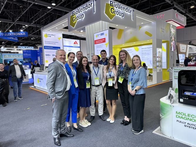 Tým obchodníků před stánkem BioVendor Group