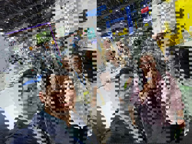 Tým obchodníků před stánkem BioVendor Group